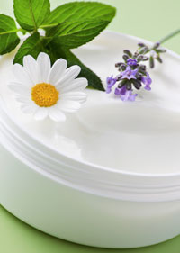 Creme mit natürlichen Inhaltsstoffen, Foto: PhotoSG /fotolia.com